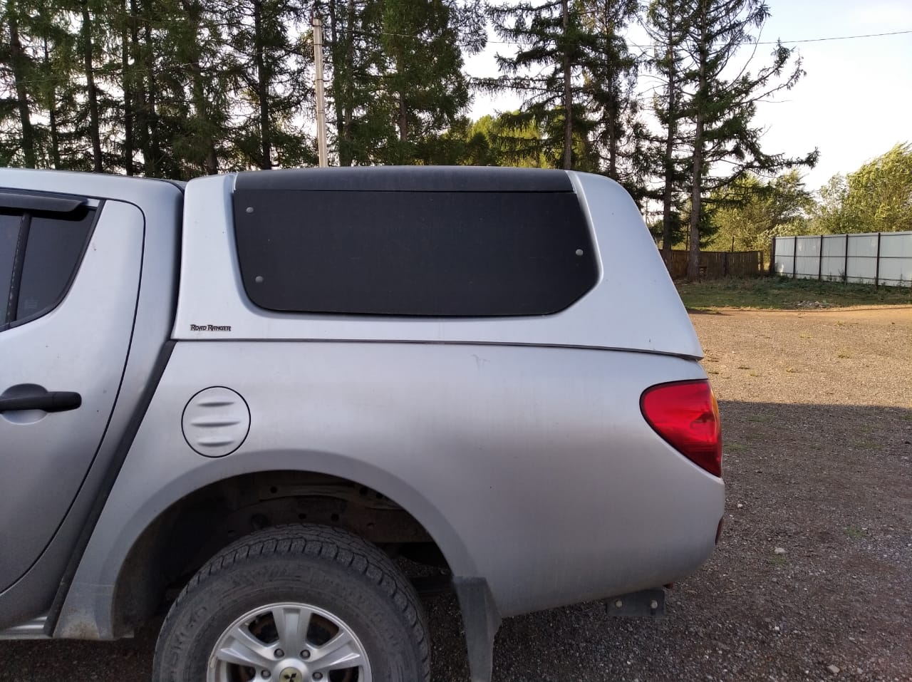 Крышка кунга l200. Задние стекла mitsubishi l200. Стекло кунга мицубиси l200. Mitsubishi l200 с кунгом. Стекло кунга заднее l200 mitsubishi mz313743.